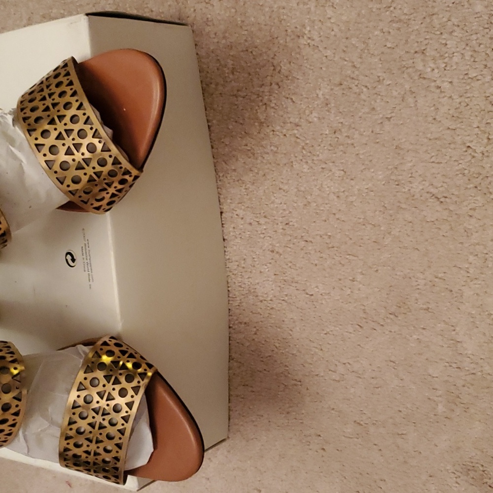 BRAND NEW VINCE CAMUTO GOLD/TAN HEELS - Picture 6 of 8